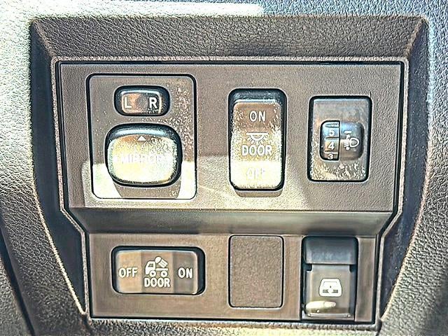 2017 Toyota Tundra 2WD 2WD SR5 CrewMax 5.5' Bed 5.7L FFV (SE)