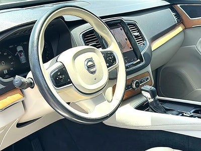 2022 Volvo XC90 T6 AWD Momentum 6P