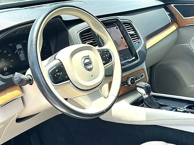 2022 Volvo XC90 T6 AWD Momentum 6P