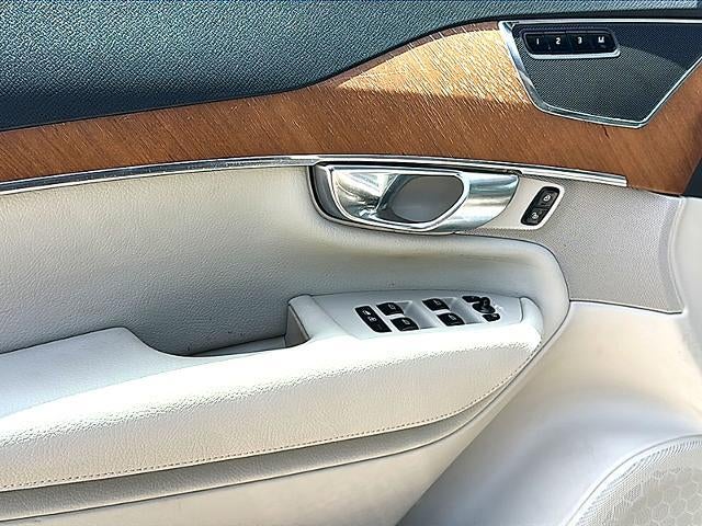 2022 Volvo XC90 T6 AWD Momentum 6P