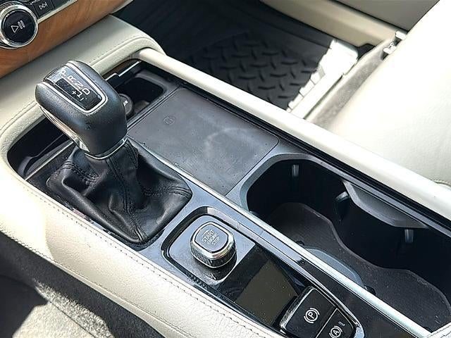 2022 Volvo XC90 T6 AWD Momentum 6P