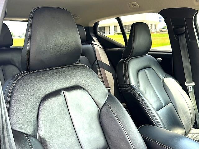 2023 Volvo XC40 B5 AWD Core