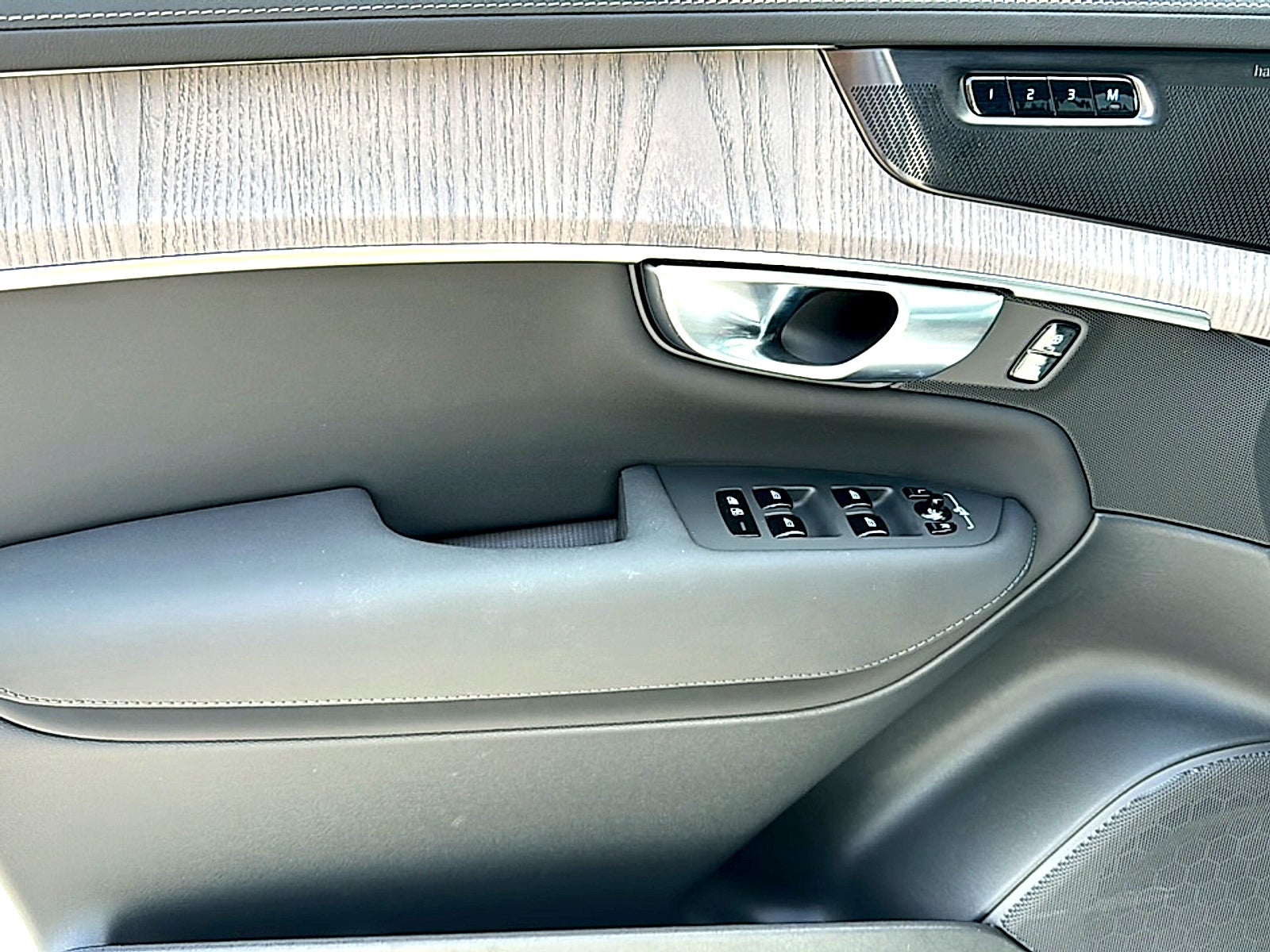 2026 Volvo XC90 B6 Ultra Dark Theme 6-Seater