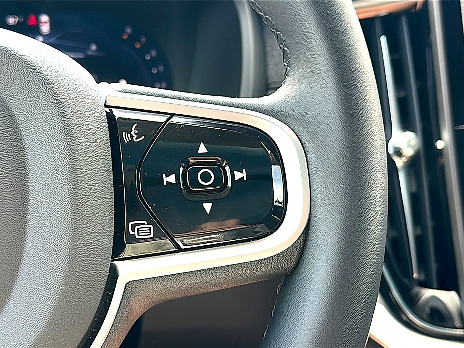 2026 Volvo XC90 B6 Ultra Dark Theme 6-Seater