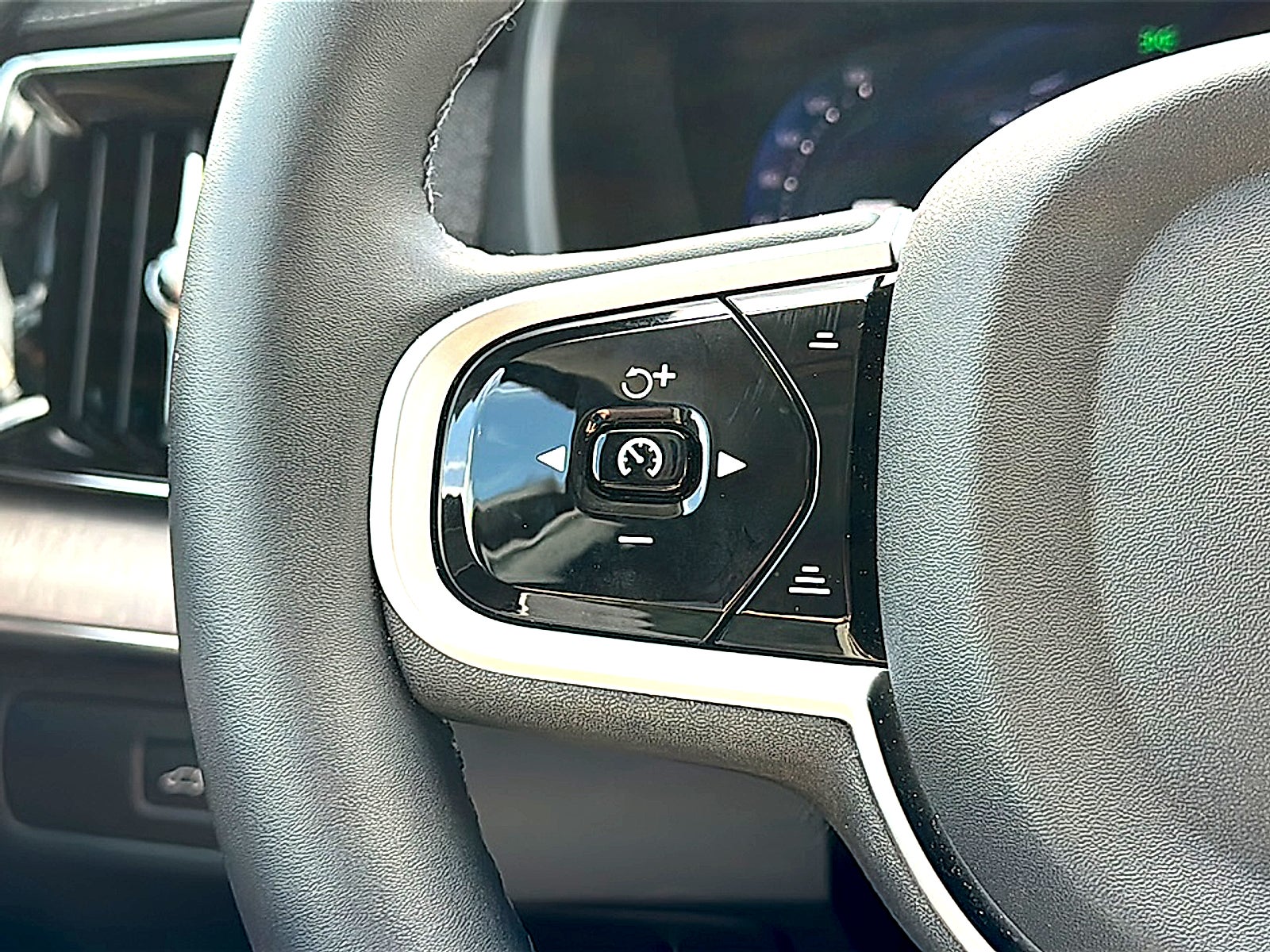 2026 Volvo XC90 B6 Ultra Dark Theme 6-Seater