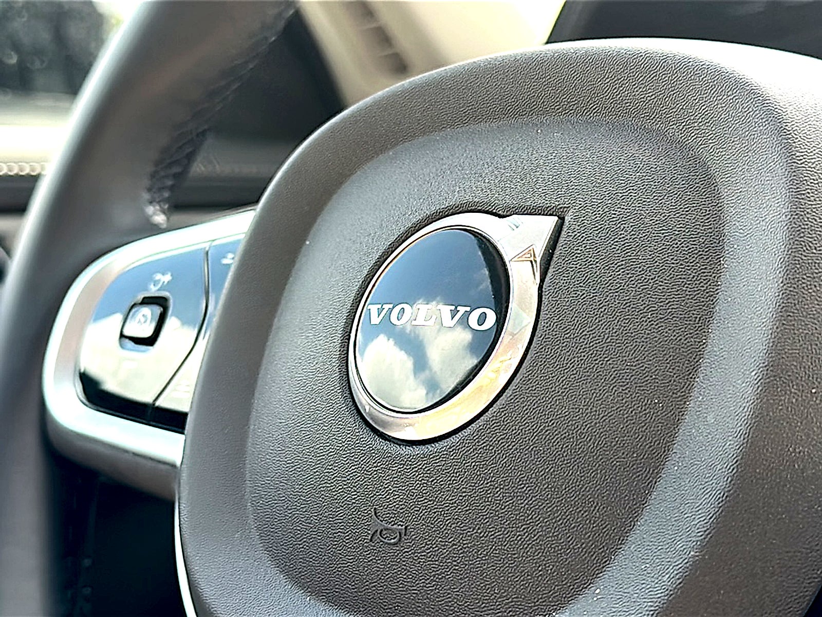 2026 Volvo XC90 B6 Ultra Dark Theme 6-Seater