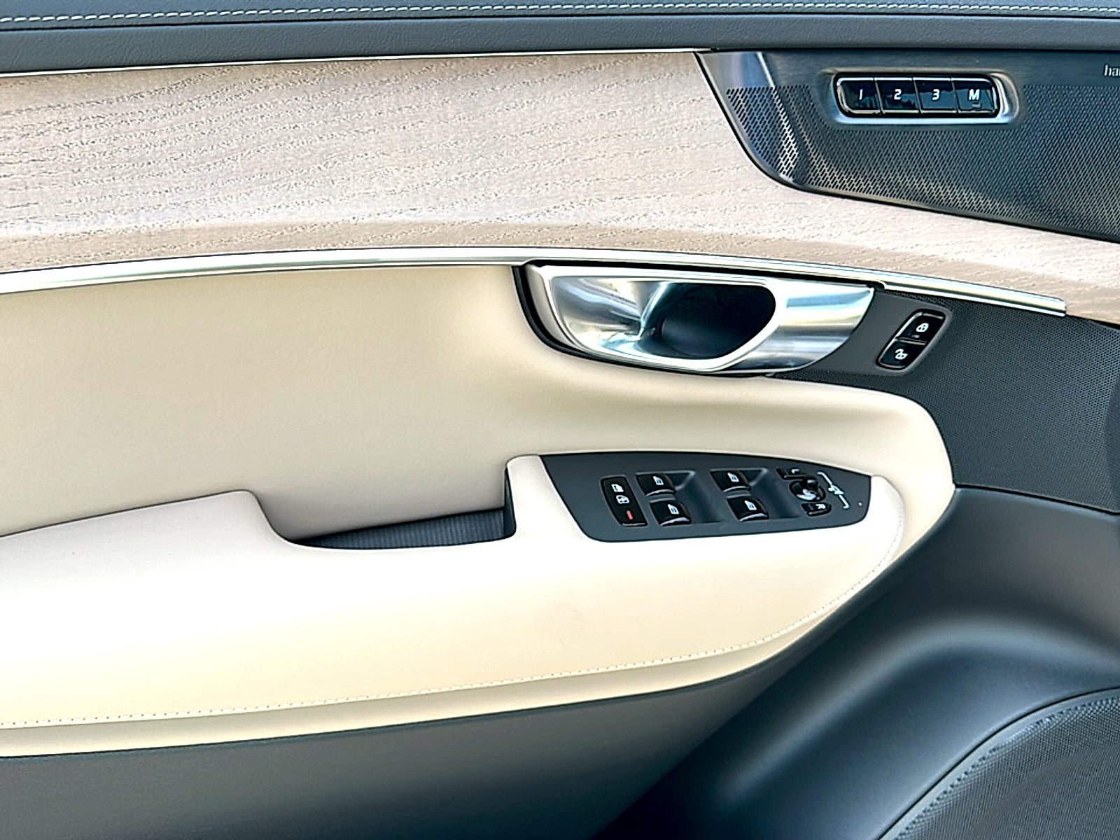 2026 Volvo XC90 Plus, B6 AWD Gas (mild hybrid), Gasoline, Bright, 7 Seats