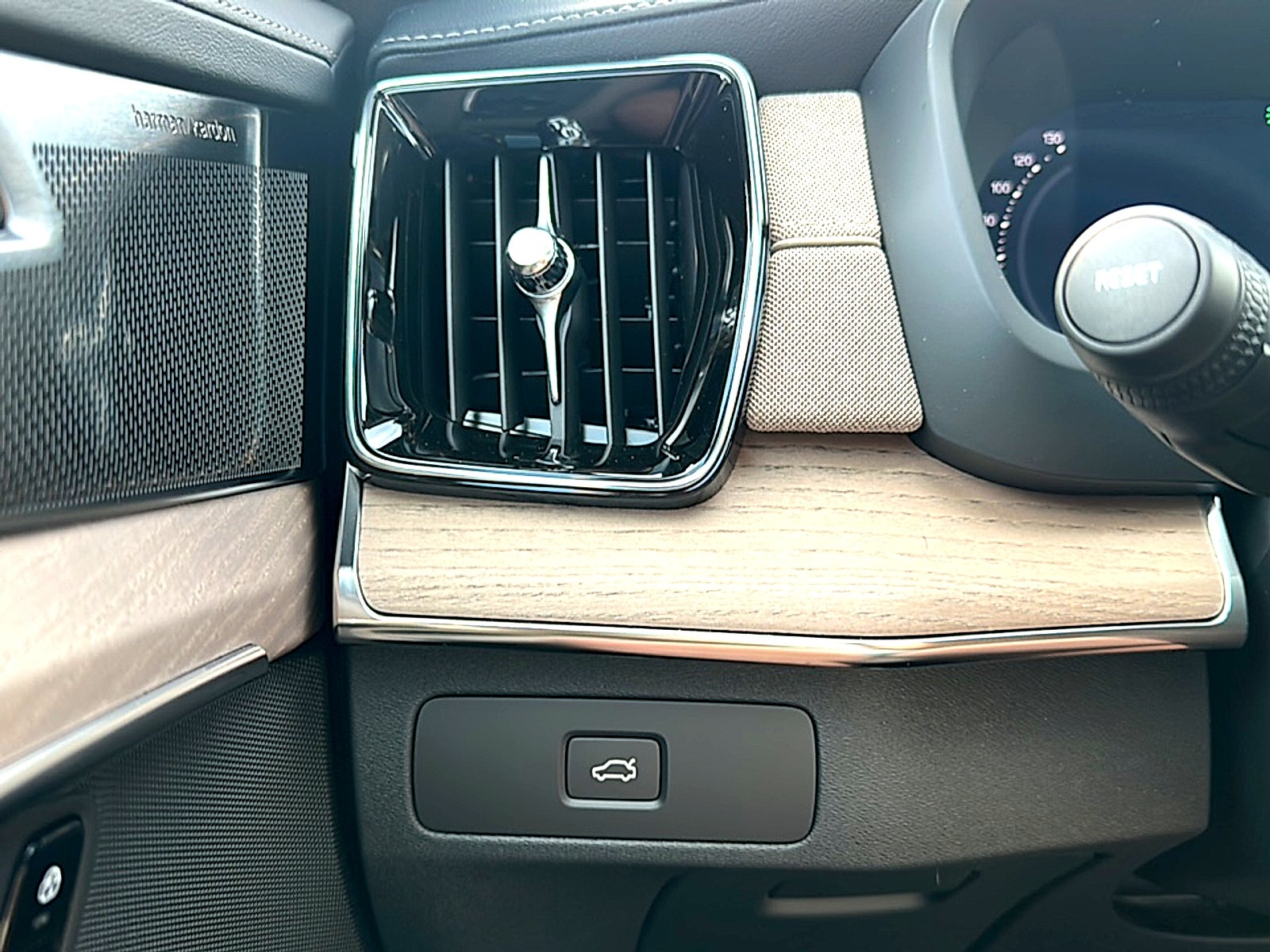 2026 Volvo XC90 Plus, B6 AWD Gas (mild hybrid), Gasoline, Bright, 7 Seats