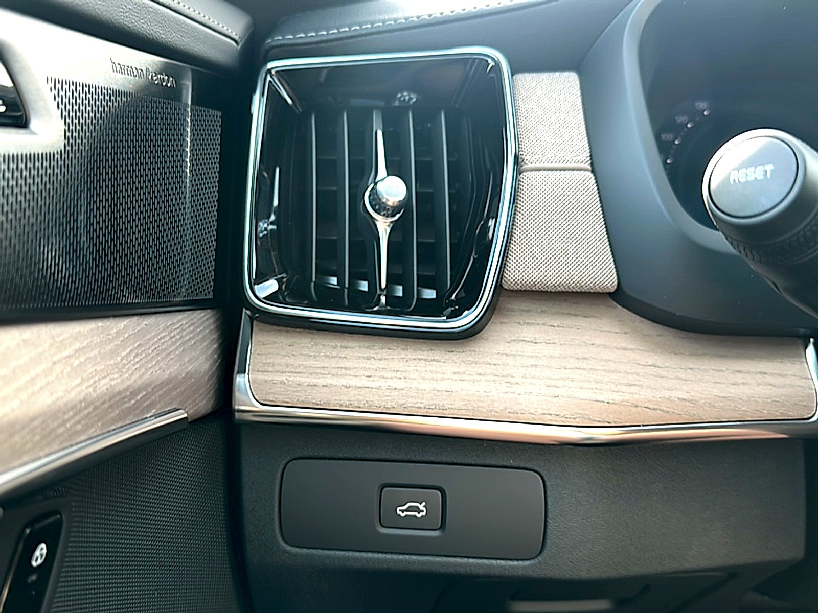 2026 Volvo XC90 Plus, B6 AWD Gas (mild hybrid), Gasoline, Bright, 7 Seats