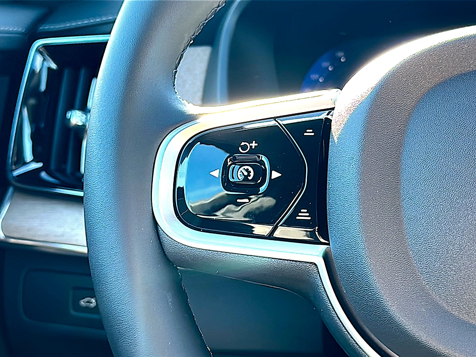 2026 Volvo XC90 Plus, B6 AWD Gas (mild hybrid), Gasoline, Bright, 7 Seats