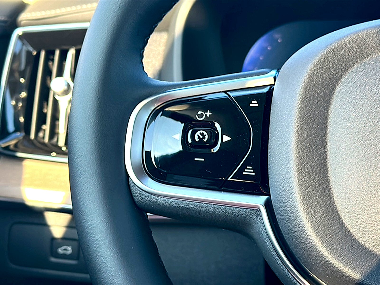 2026 Volvo XC90 Plus, B5 AWD Gas (mild hybrid), Gasoline, Bright, 6 Seats