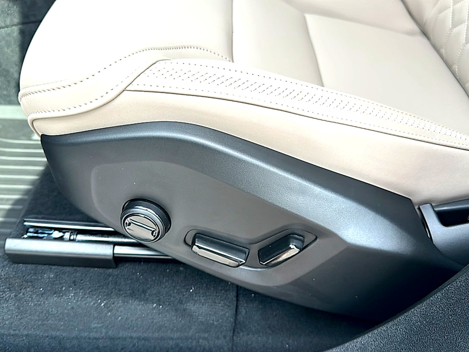 2026 Volvo XC90 Plus, B6 AWD Gas (mild hybrid), Gasoline, Bright, 7 Seats