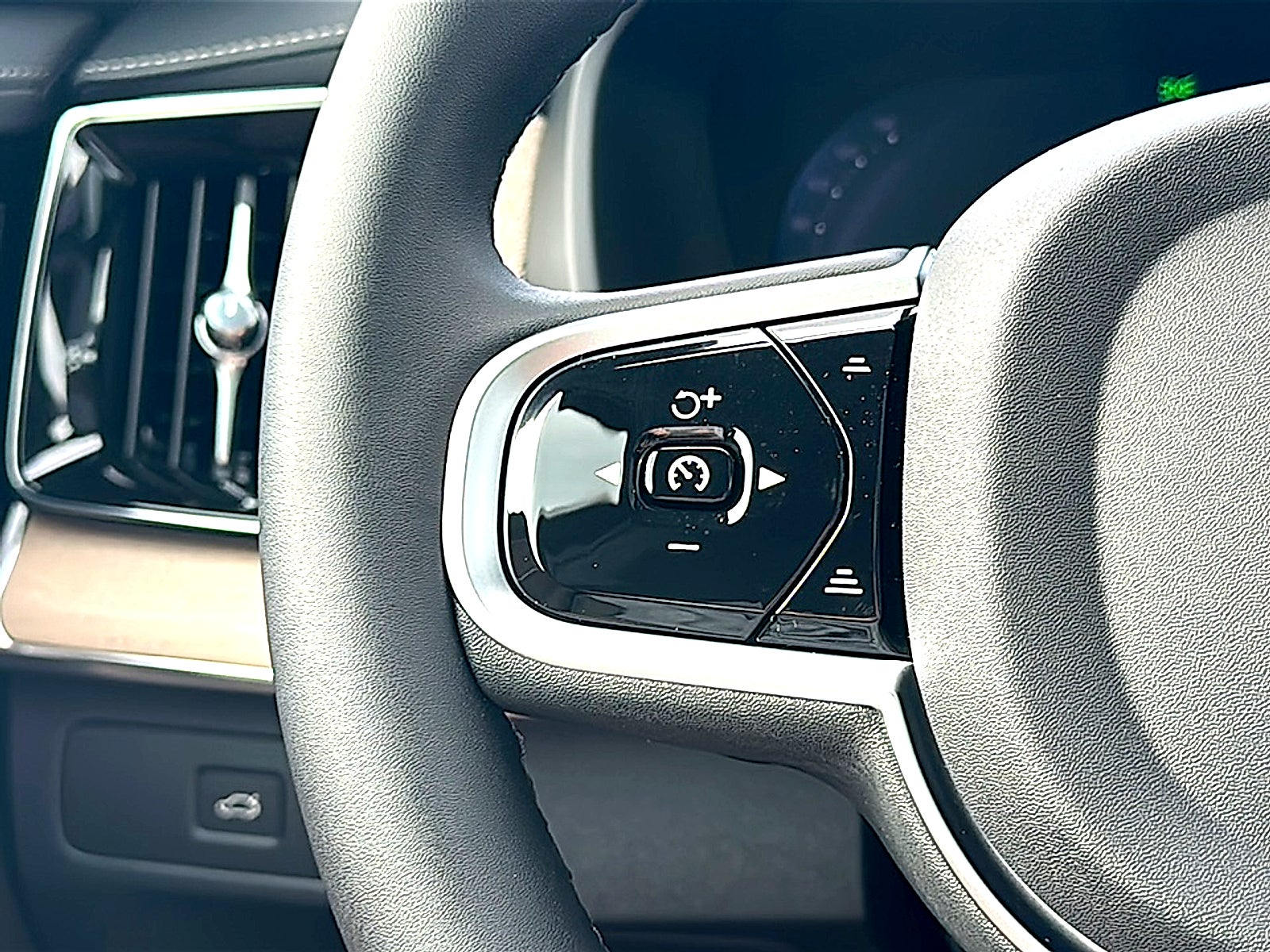 2026 Volvo XC90 Plus, B6 AWD Gas (mild hybrid), Gasoline, Bright, 7 Seats