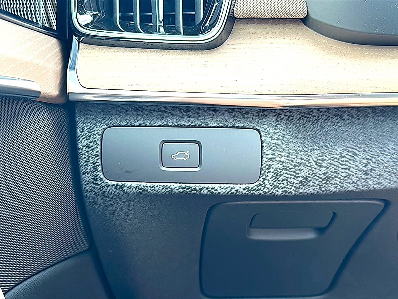 2026 Volvo XC90 Plus, B6 AWD Gas (mild hybrid), Gasoline, Bright, 7 Seats