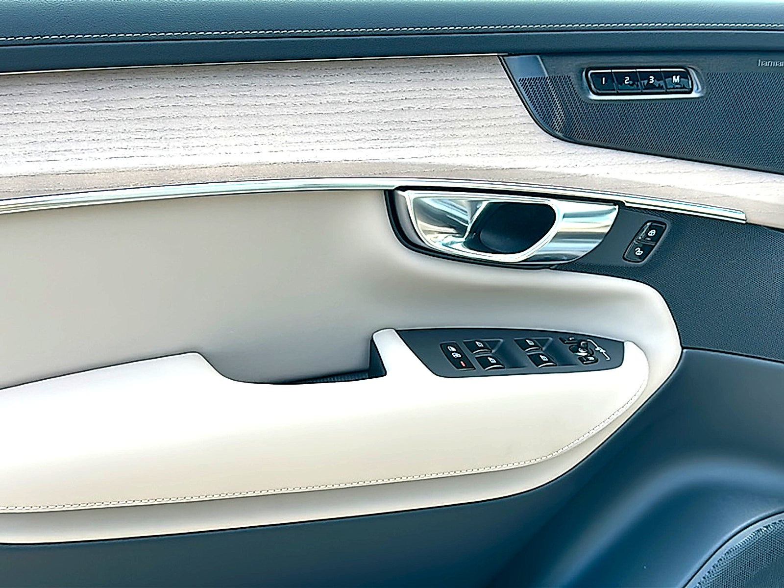 2026 Volvo XC90 Ultra, B6 AWD Gas (mild hybrid), Gasoline, Bright, 7 Seats