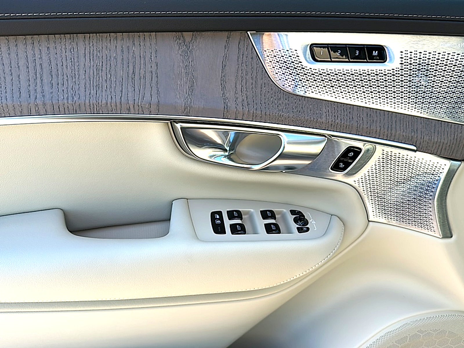 2026 Volvo XC90 Ultra, B6 AWD Gas (mild hybrid), Gasoline, Bright, 7 Seats