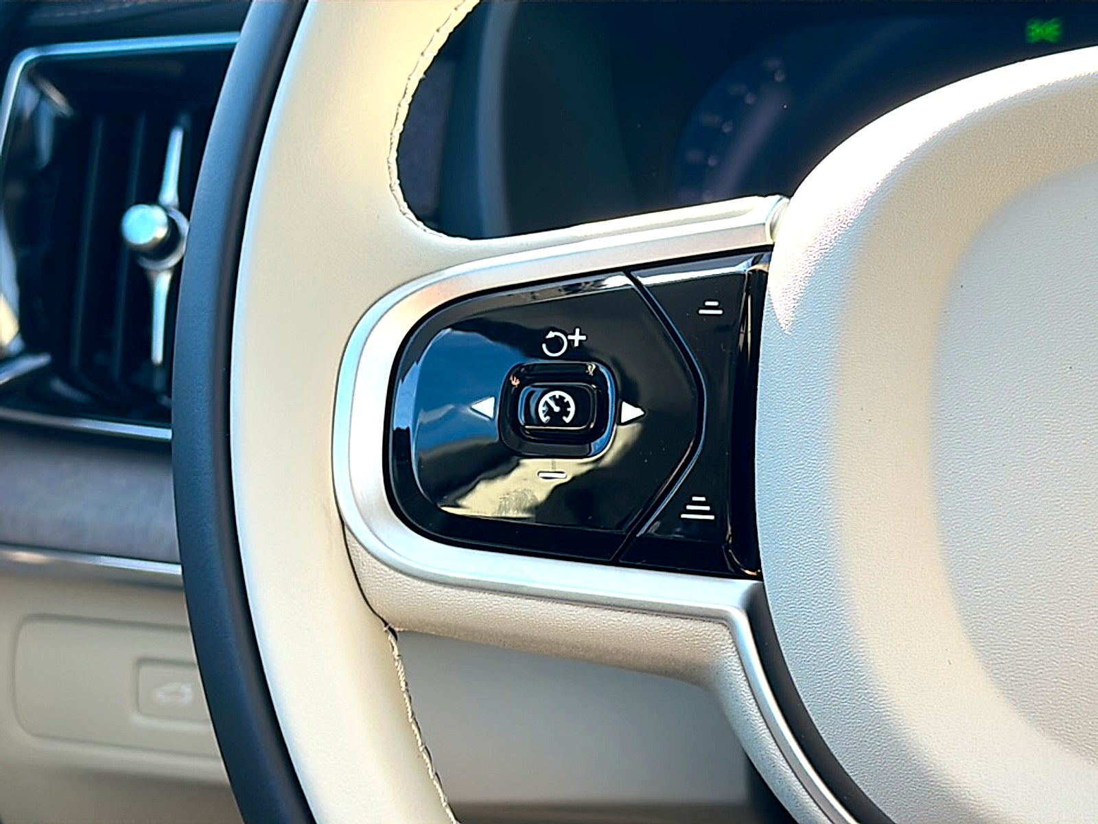 2026 Volvo XC90 Ultra, B6 AWD Gas (mild hybrid), Gasoline, Bright, 7 Seats