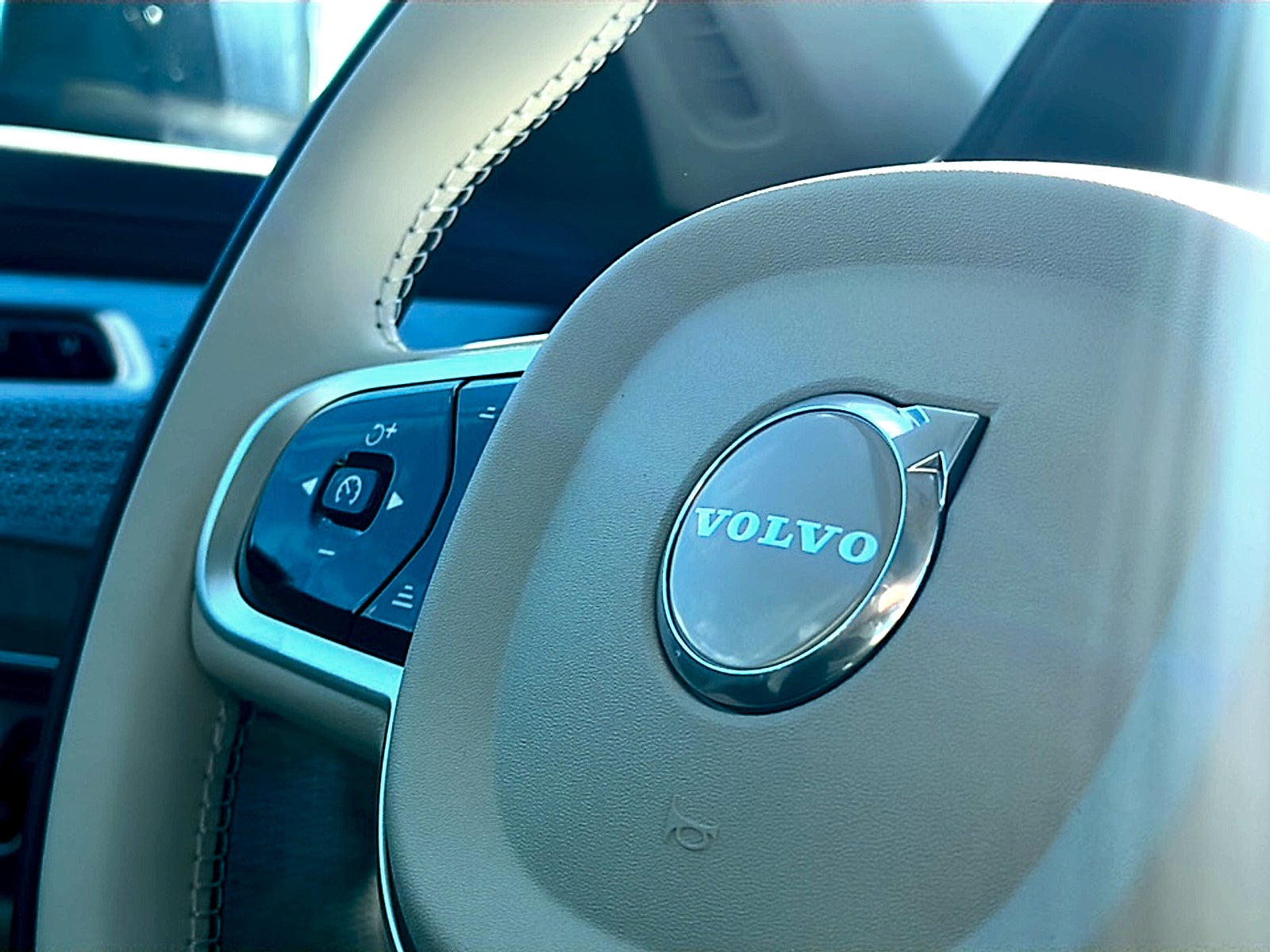 2026 Volvo XC90 Ultra, B6 AWD Gas (mild hybrid), Gasoline, Bright, 7 Seats