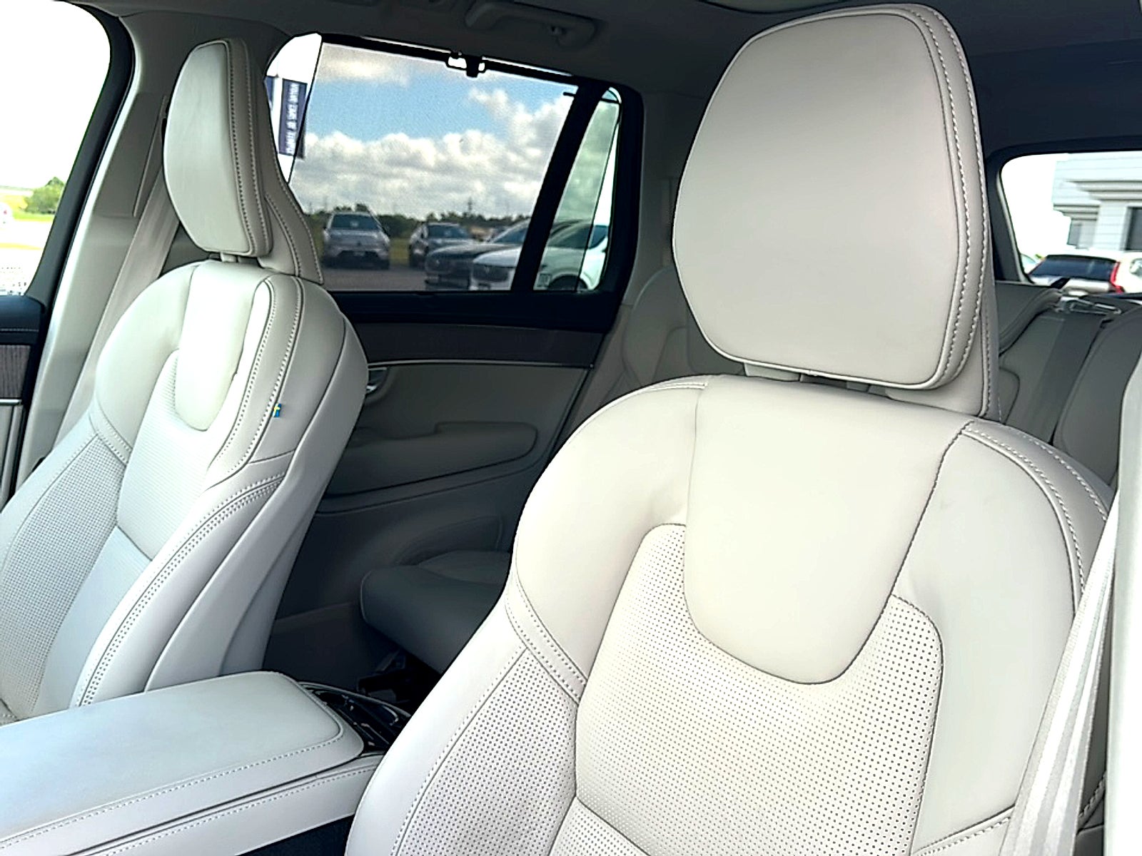 2026 Volvo XC90 Ultra, B6 AWD Gas (mild hybrid), Gasoline, Bright, 7 Seats