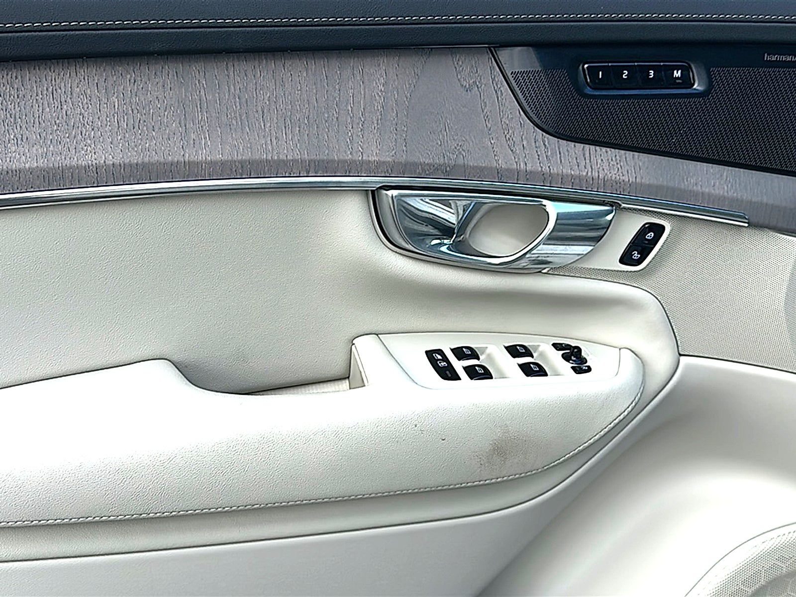 2026 Volvo XC90 Ultra, B6 AWD Gas (mild hybrid), Gasoline, Bright, 7 Seats