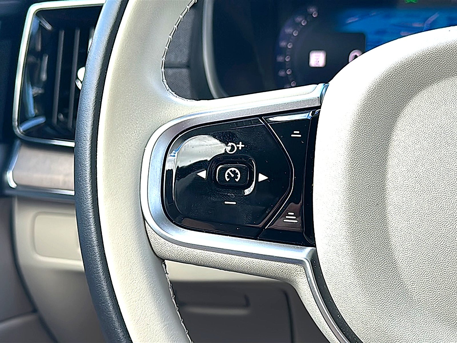 2026 Volvo XC90 Ultra, B6 AWD Gas (mild hybrid), Gasoline, Bright, 7 Seats