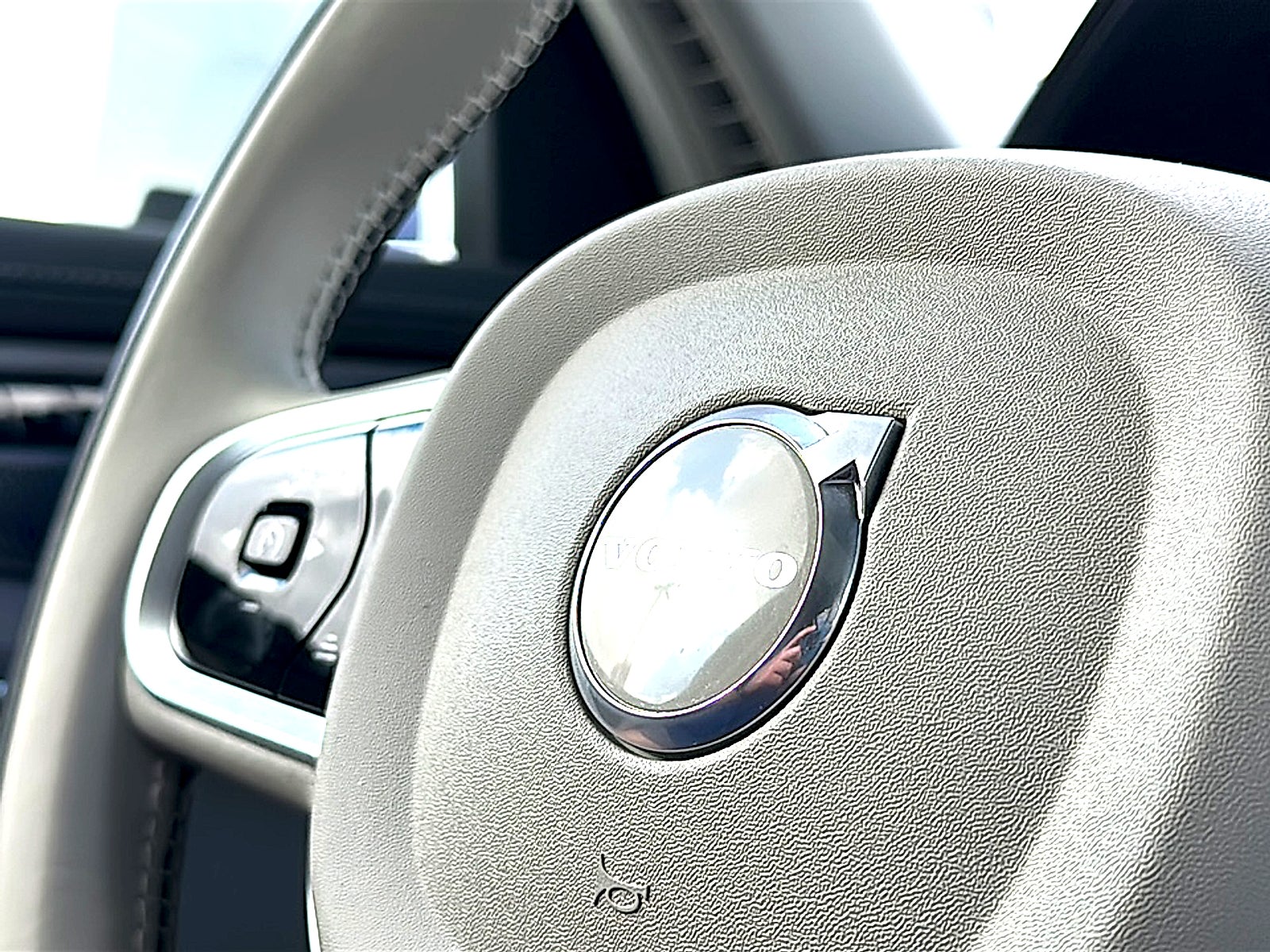 2026 Volvo XC90 Ultra, B6 AWD Gas (mild hybrid), Gasoline, Bright, 7 Seats