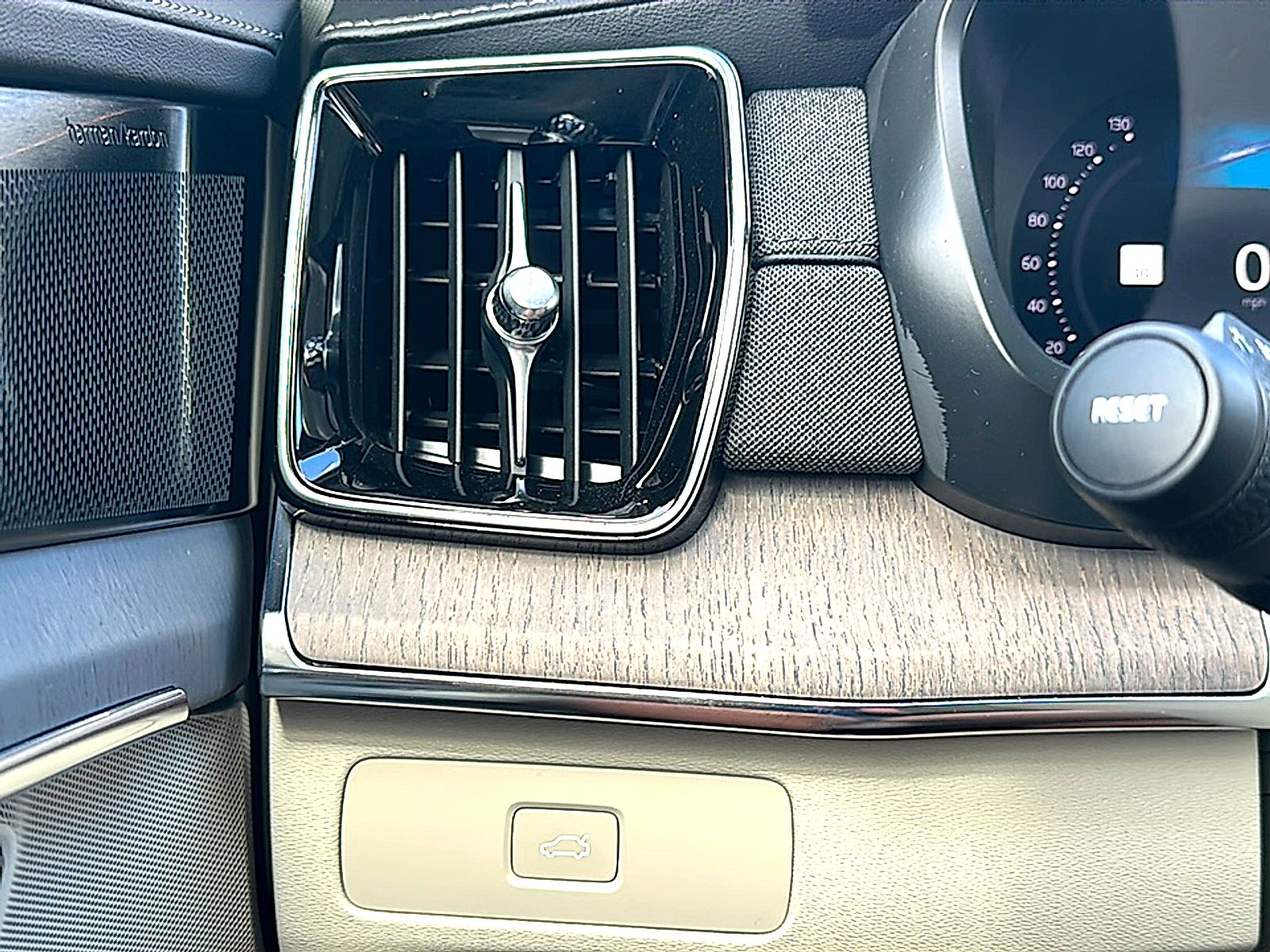 2026 Volvo XC90 Ultra, B6 AWD Gas (mild hybrid), Gasoline, Bright, 7 Seats