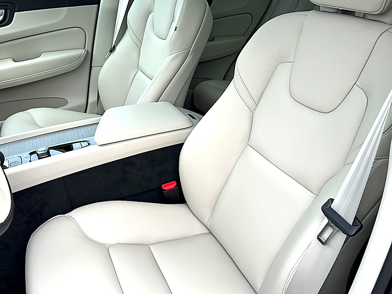 2024 Volvo XC60 Recharge Plug-In Hybrid T8 Plus Dark Theme