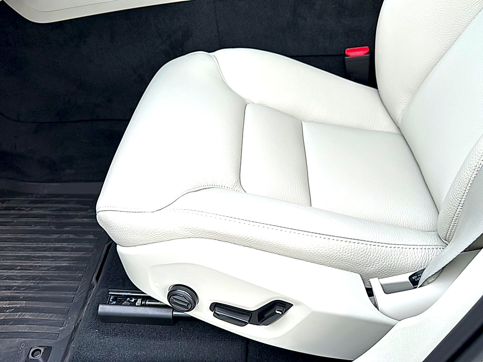 2024 Volvo XC60 Recharge Plug-In Hybrid T8 Plus Dark Theme