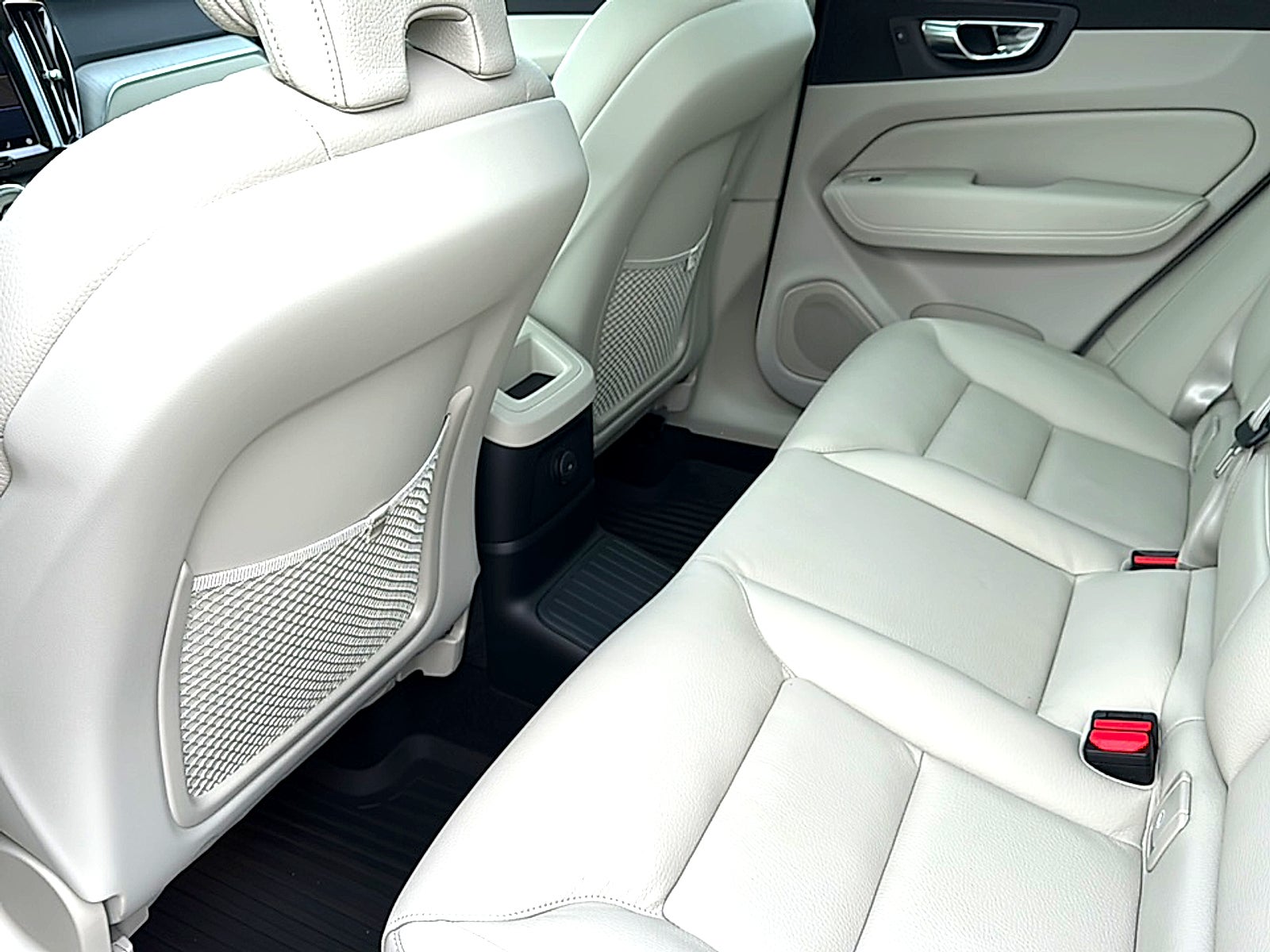 2024 Volvo XC60 Recharge Plug-In Hybrid T8 Plus Dark Theme