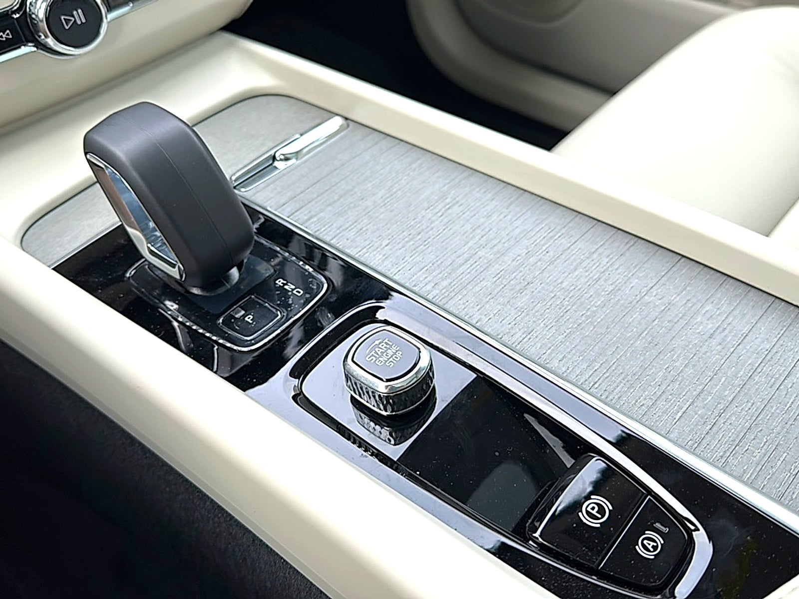 2024 Volvo XC60 Recharge Plug-In Hybrid T8 Plus Dark Theme