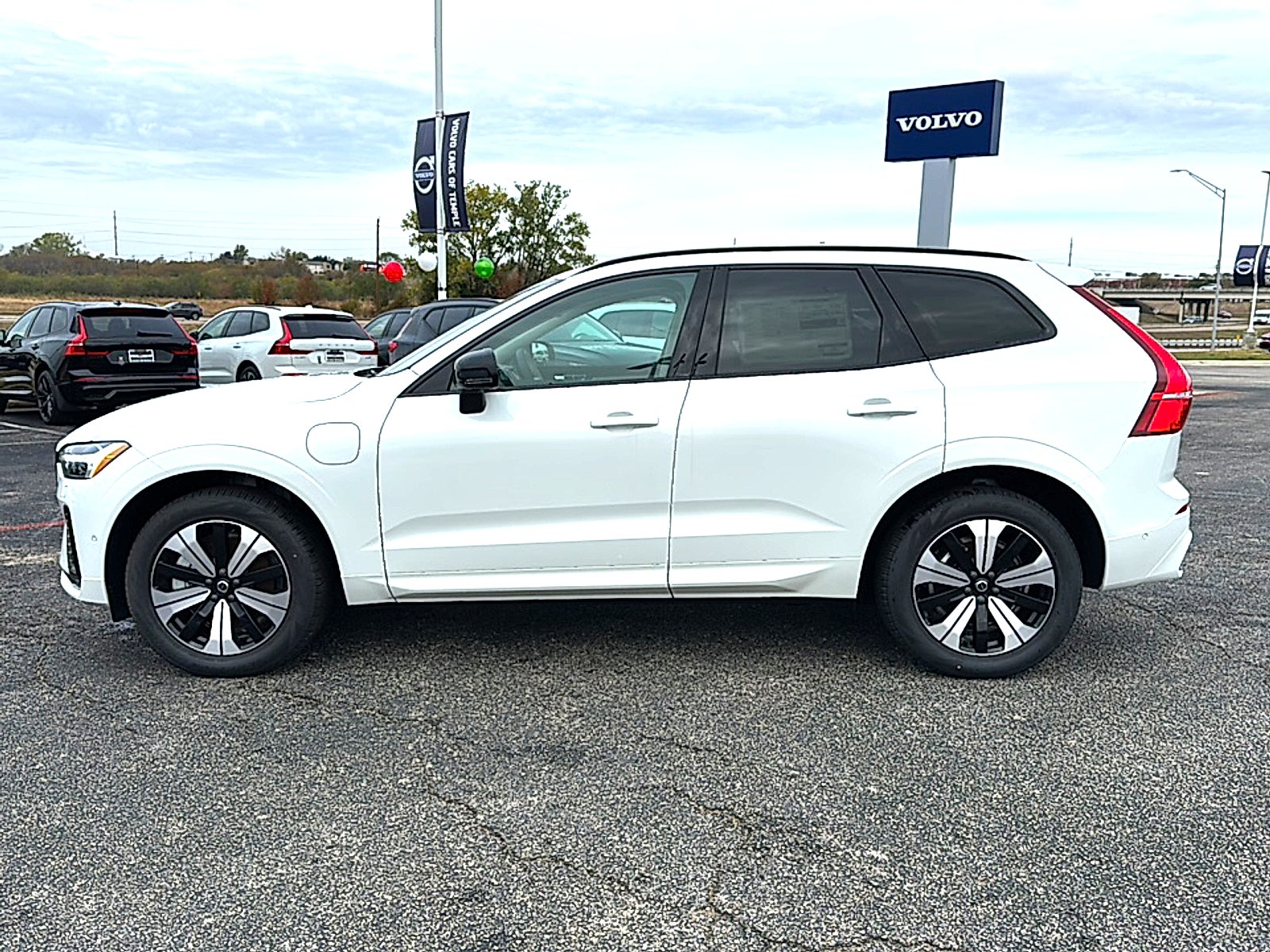 2024 Volvo XC60 Recharge Plug-In Hybrid T8 Plus Dark Theme