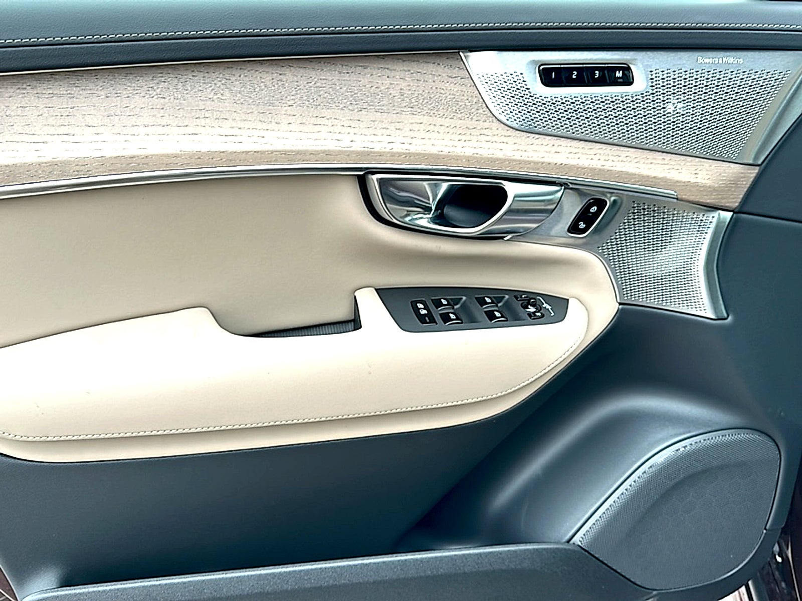 2025 Volvo XC90 Plug-In Hybrid T8 Ultra 6-Seater