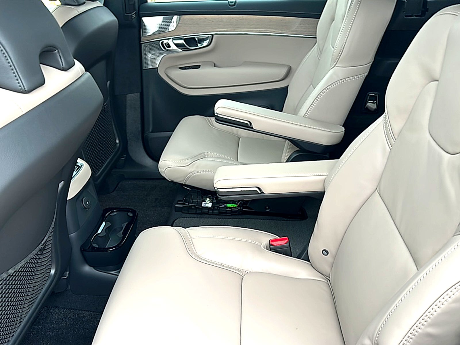 2025 Volvo XC90 Plug-In Hybrid T8 Ultra 6-Seater