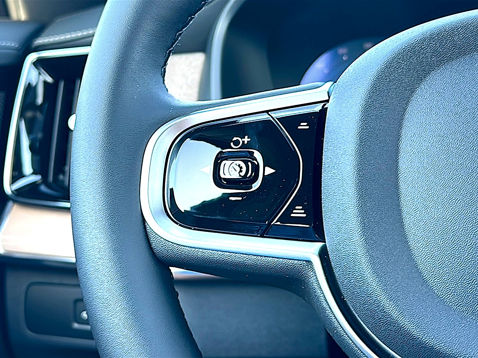 2025 Volvo XC90 Plug-In Hybrid T8 Plus 7-Seater