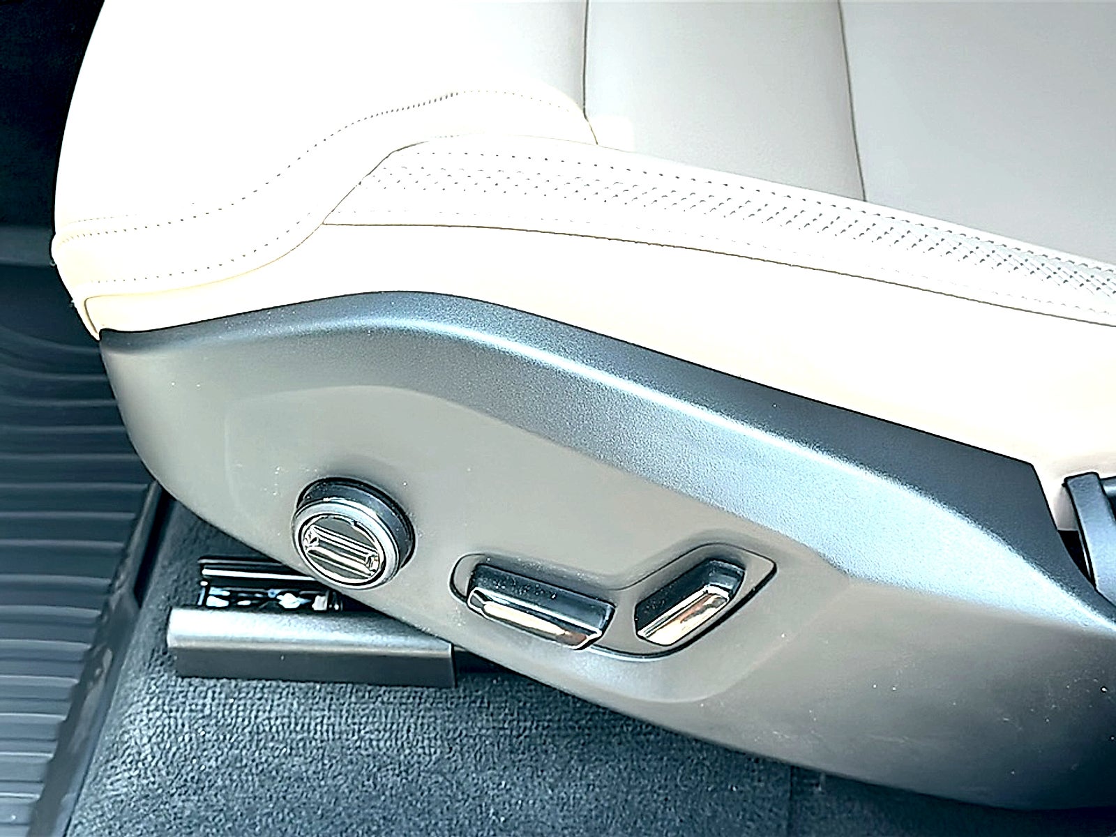 2026 Volvo XC90 Plug-In Hybrid Plus, T8 AWD, Electric/Gasoline, Bright, 7 Seats