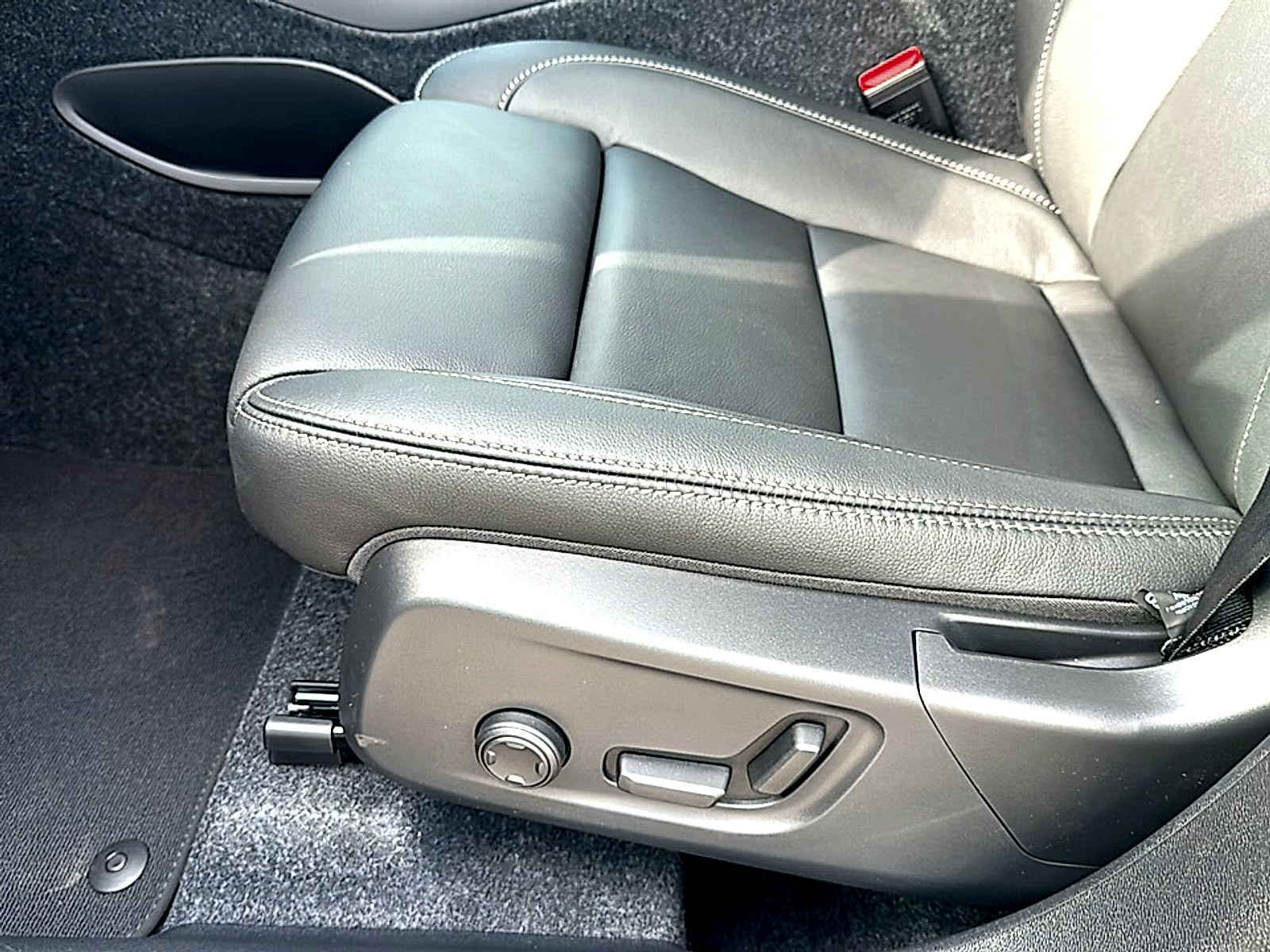 2026 Volvo XC40 B4 Plus