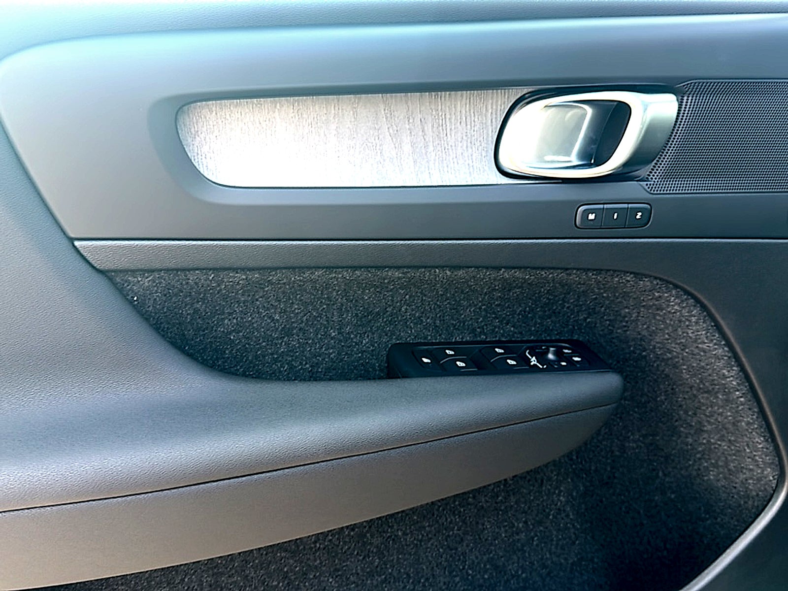 2026 Volvo XC40 B4 Plus