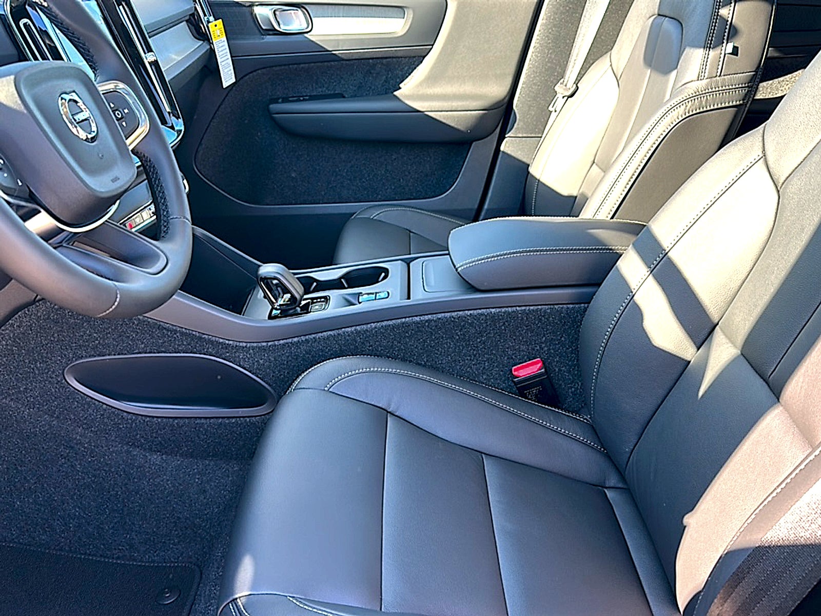 2026 Volvo XC40 Core, B4 FWD Gas (mild hybrid), Dark