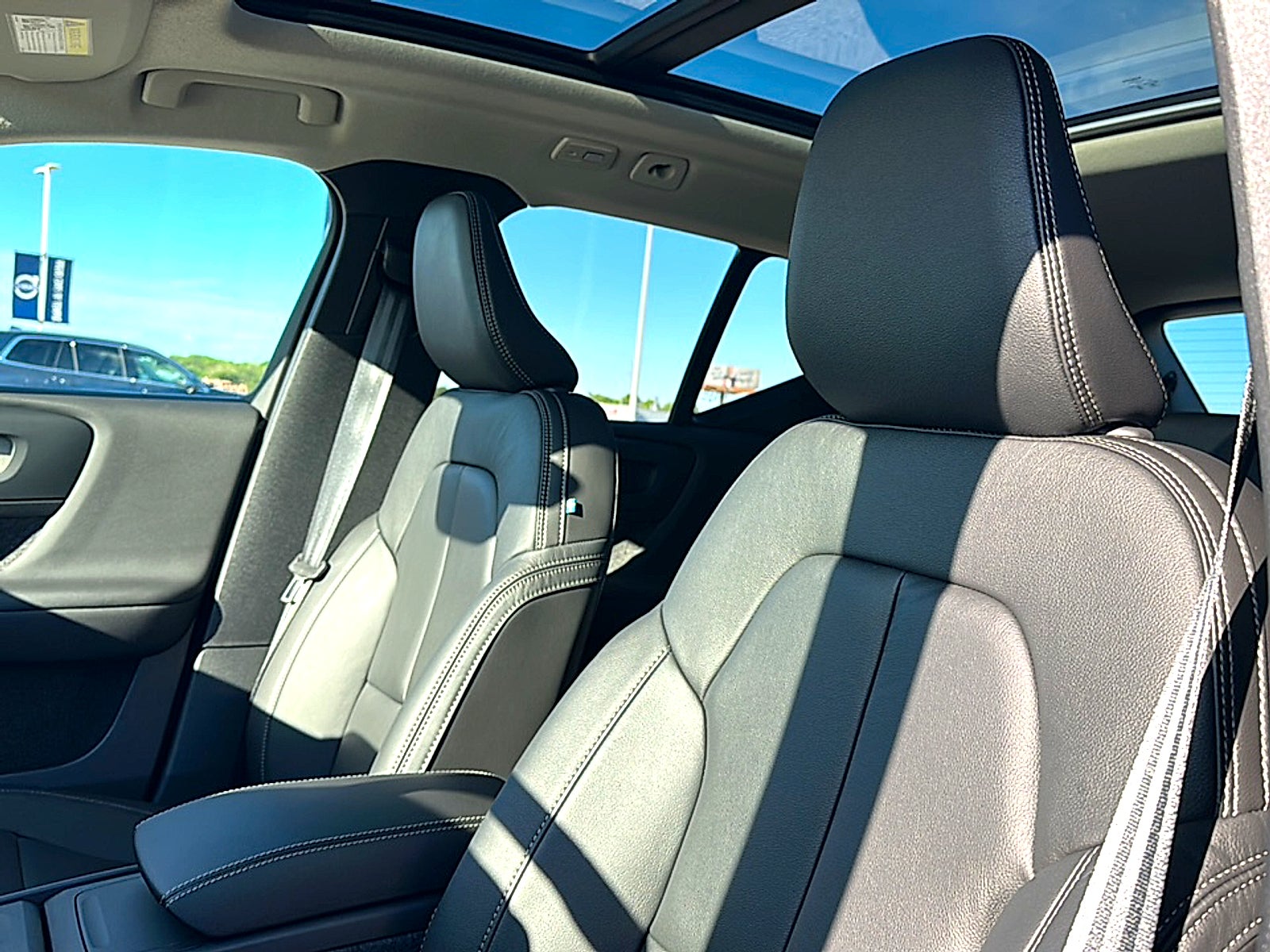 2026 Volvo XC40 Core, B4 FWD Gas (mild hybrid), Dark