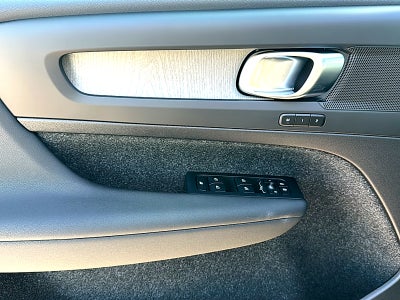 2026 Volvo XC40 Core, B4 FWD Gas (mild hybrid), Dark