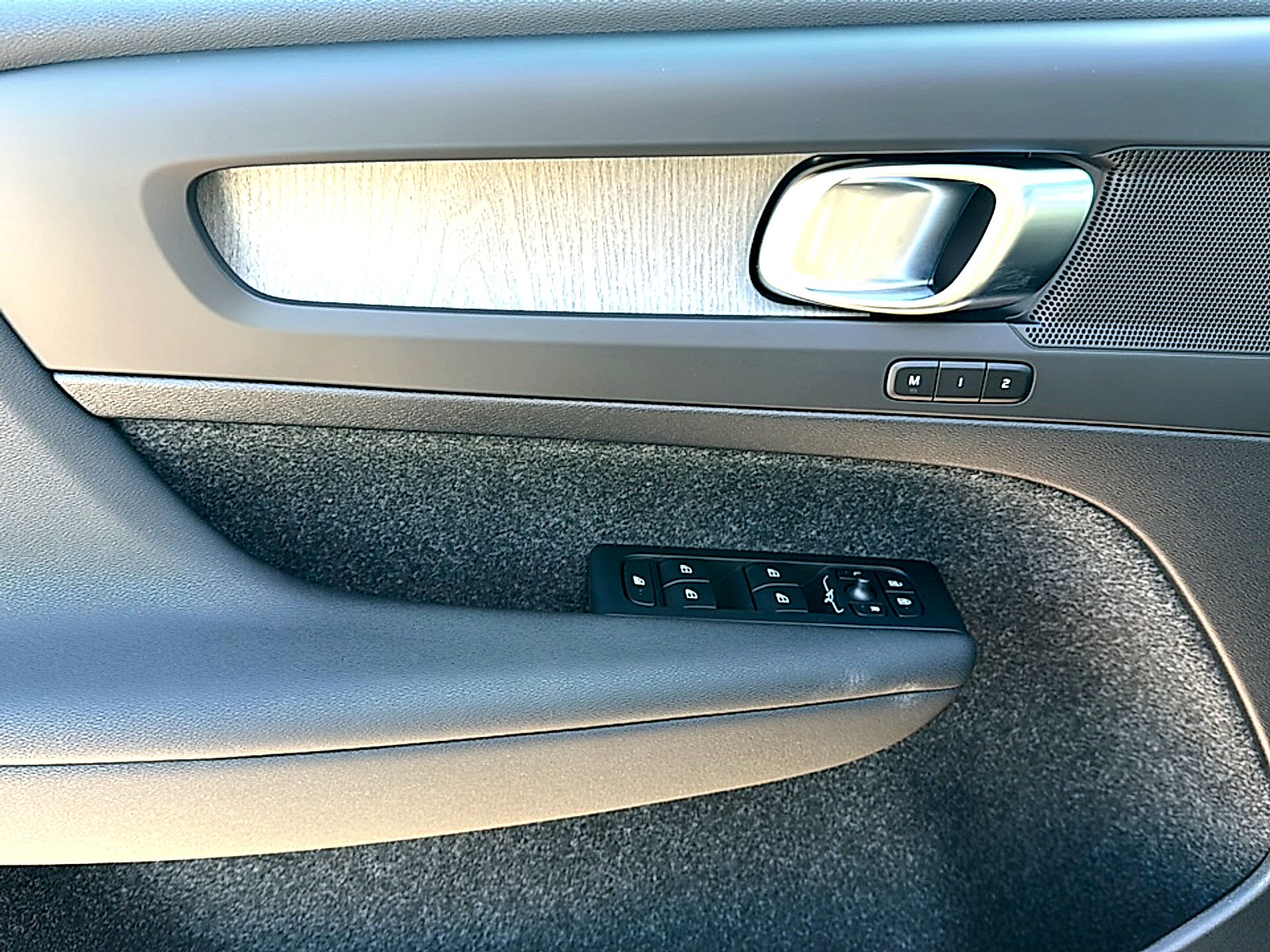 2026 Volvo XC40 Core, B4 FWD Gas (mild hybrid), Dark