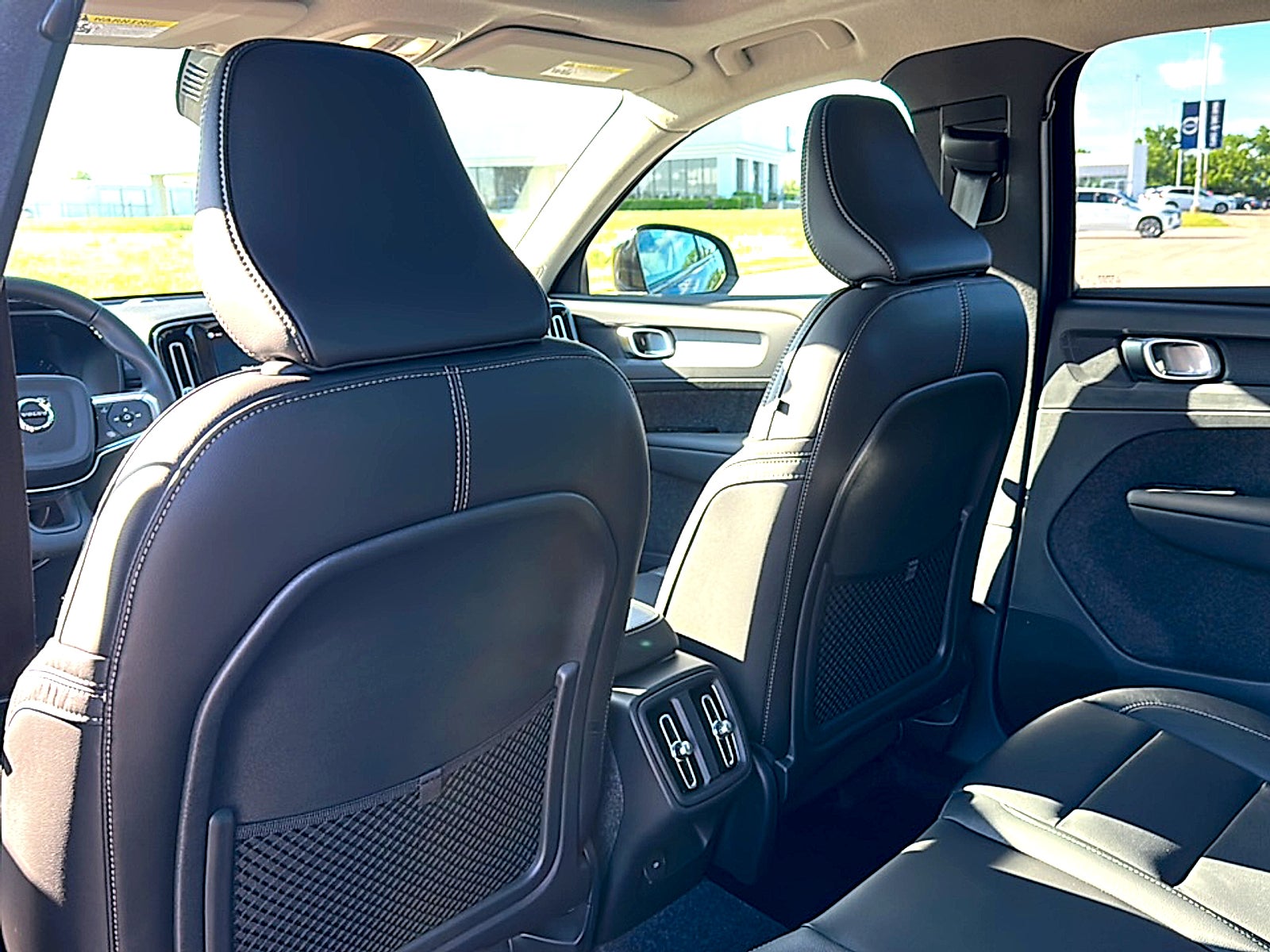 2026 Volvo XC40 Core, B4 FWD Gas (mild hybrid), Dark