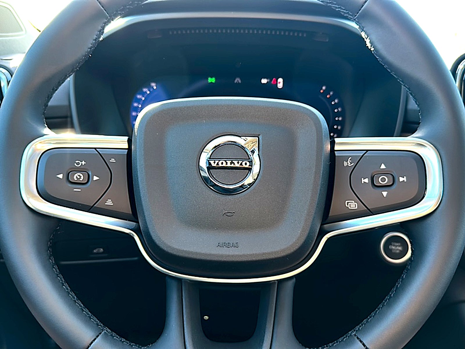 2026 Volvo XC40 Core, B4 FWD Gas (mild hybrid), Dark