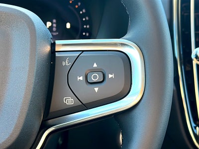 2026 Volvo XC40 Core, B4 FWD Gas (mild hybrid), Dark