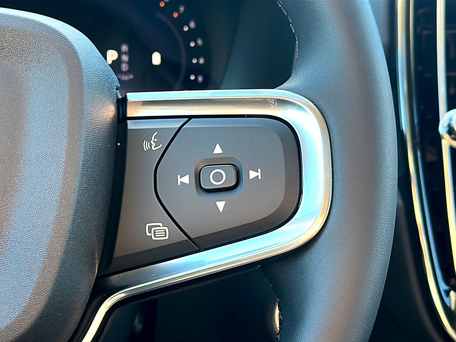 2026 Volvo XC40 Core, B4 FWD Gas (mild hybrid), Dark