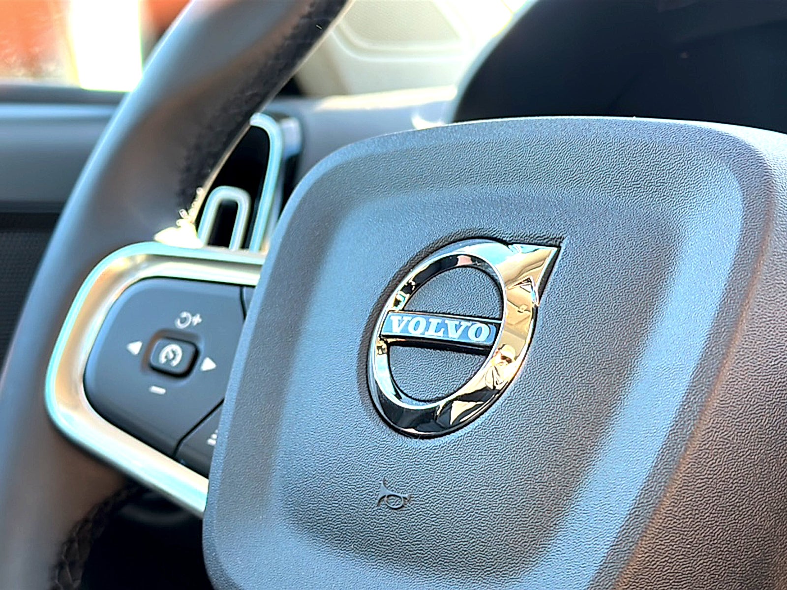 2026 Volvo XC40 Core, B4 FWD Gas (mild hybrid), Dark