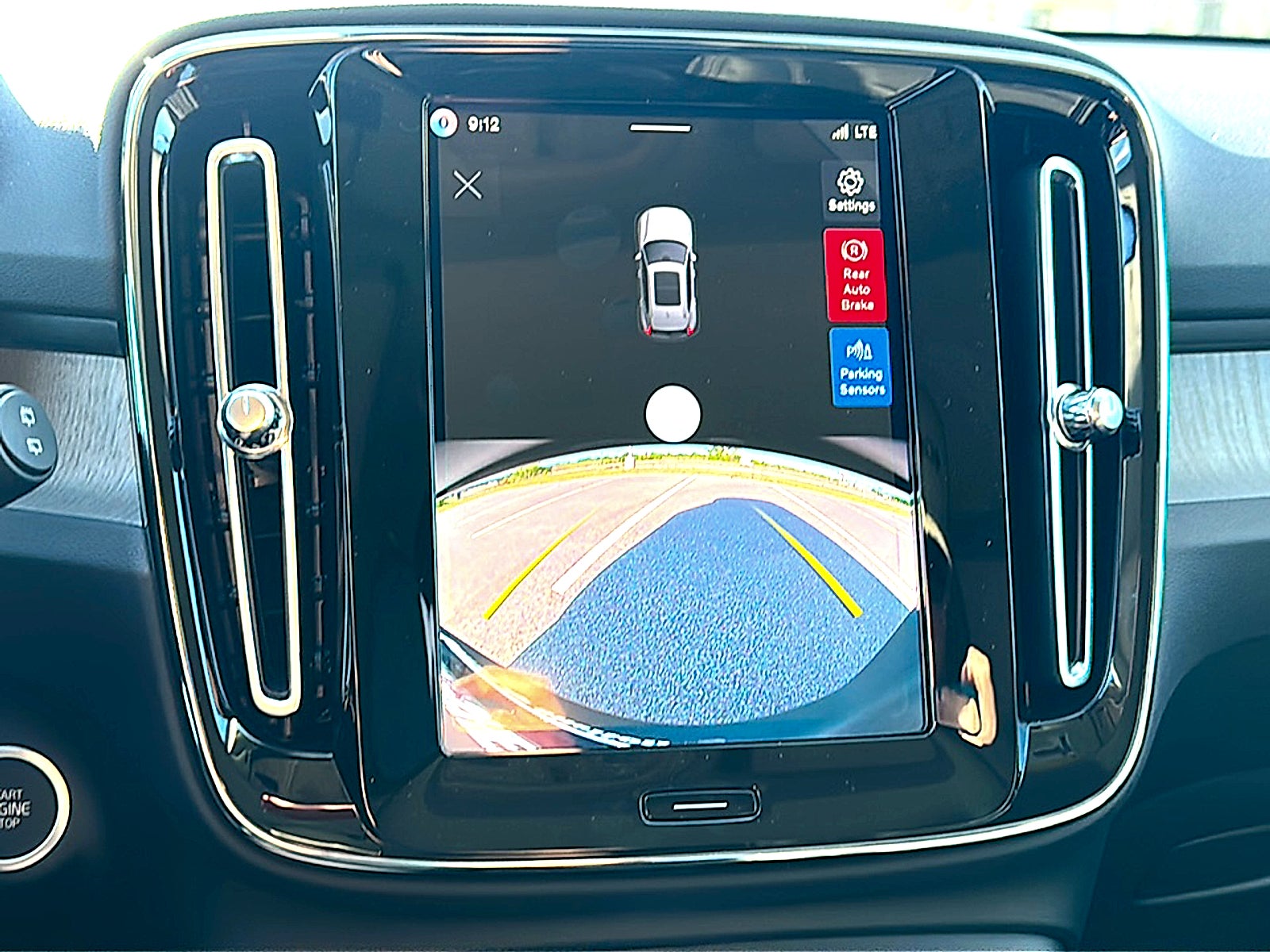 2026 Volvo XC40 Core, B4 FWD Gas (mild hybrid), Dark