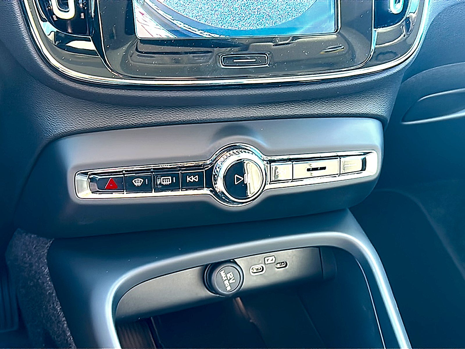 2026 Volvo XC40 Core, B4 FWD Gas (mild hybrid), Dark