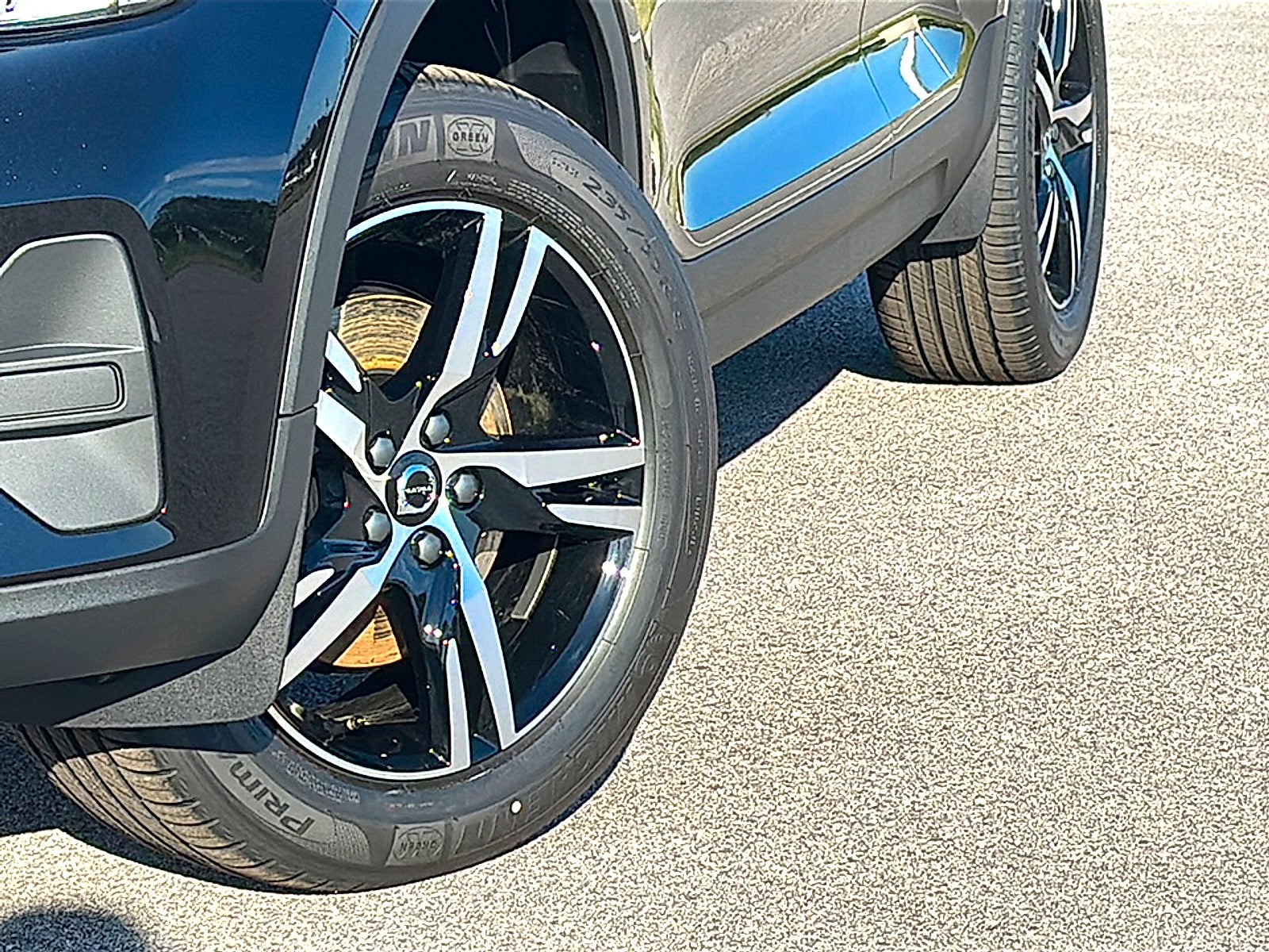 2026 Volvo XC40 Core, B4 FWD Gas (mild hybrid), Dark